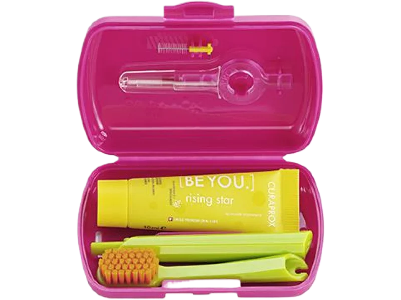 Curaprox Travel Set zestaw podróżny do czyszczenia jamy ustnej szczoteczka składana 5460 + pasta BeYou + szczoteczki międzyzębowe, 1 szt.